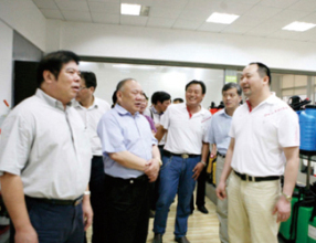 省人大副主任一行参观long8体育展厅	