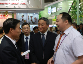 商务部副部长钟山巡视long8体育控股有限公司广交会展位	